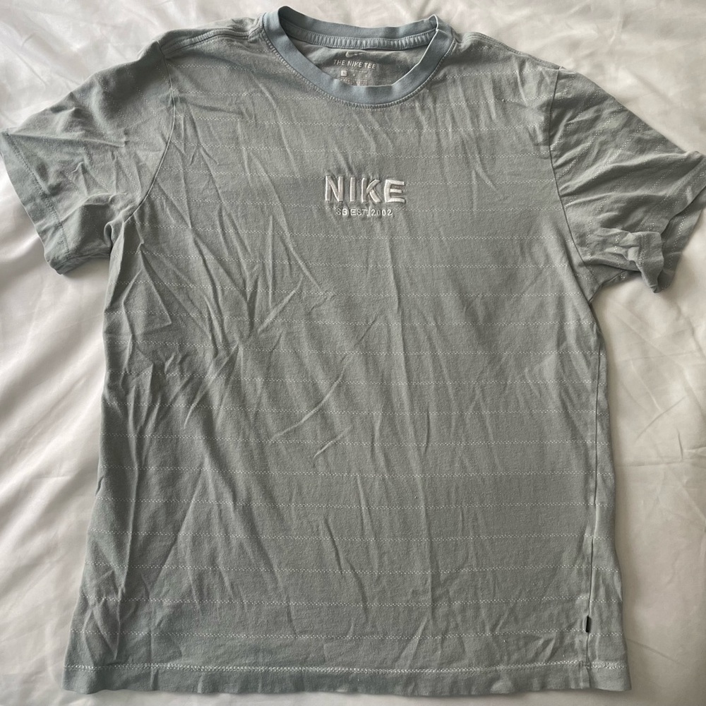 Light gray/blue Embroidered Nike short sleeved tee with dotted horizontal lines